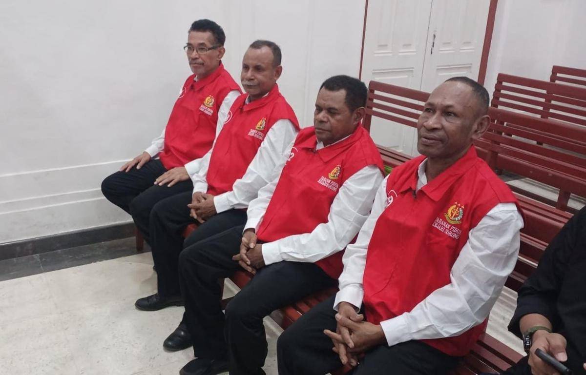 Empat tahanan Kejari Sorong dalam kasus makar menjalani sidang di Pengadilan Negeri Makassar, Kamis (28/8/2025). (Dok. Istimewa)