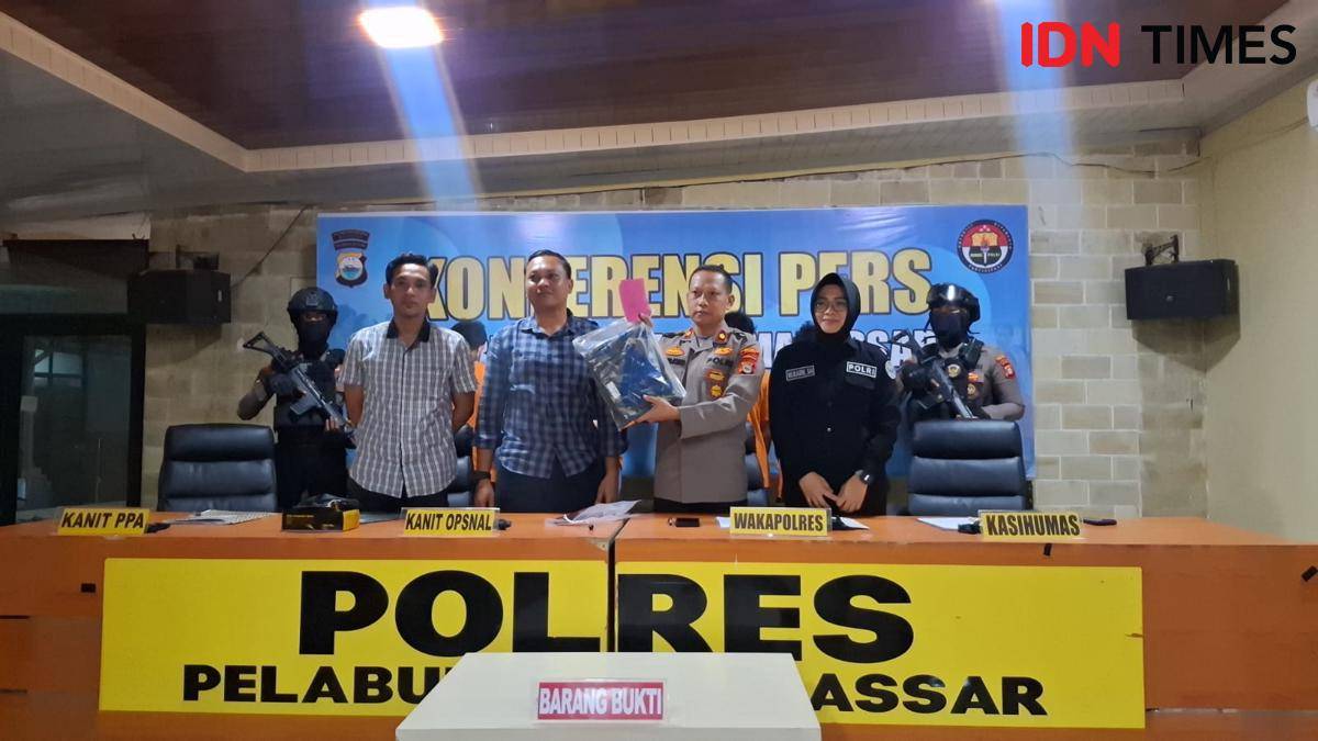 Polres Pelabuhan Makassar menggelar konferensi pers kasus bajing loncat curi baju dinas TNI Angkatan Laut, Kamis (28/8/2025). IDN Times/Darsil Yahya