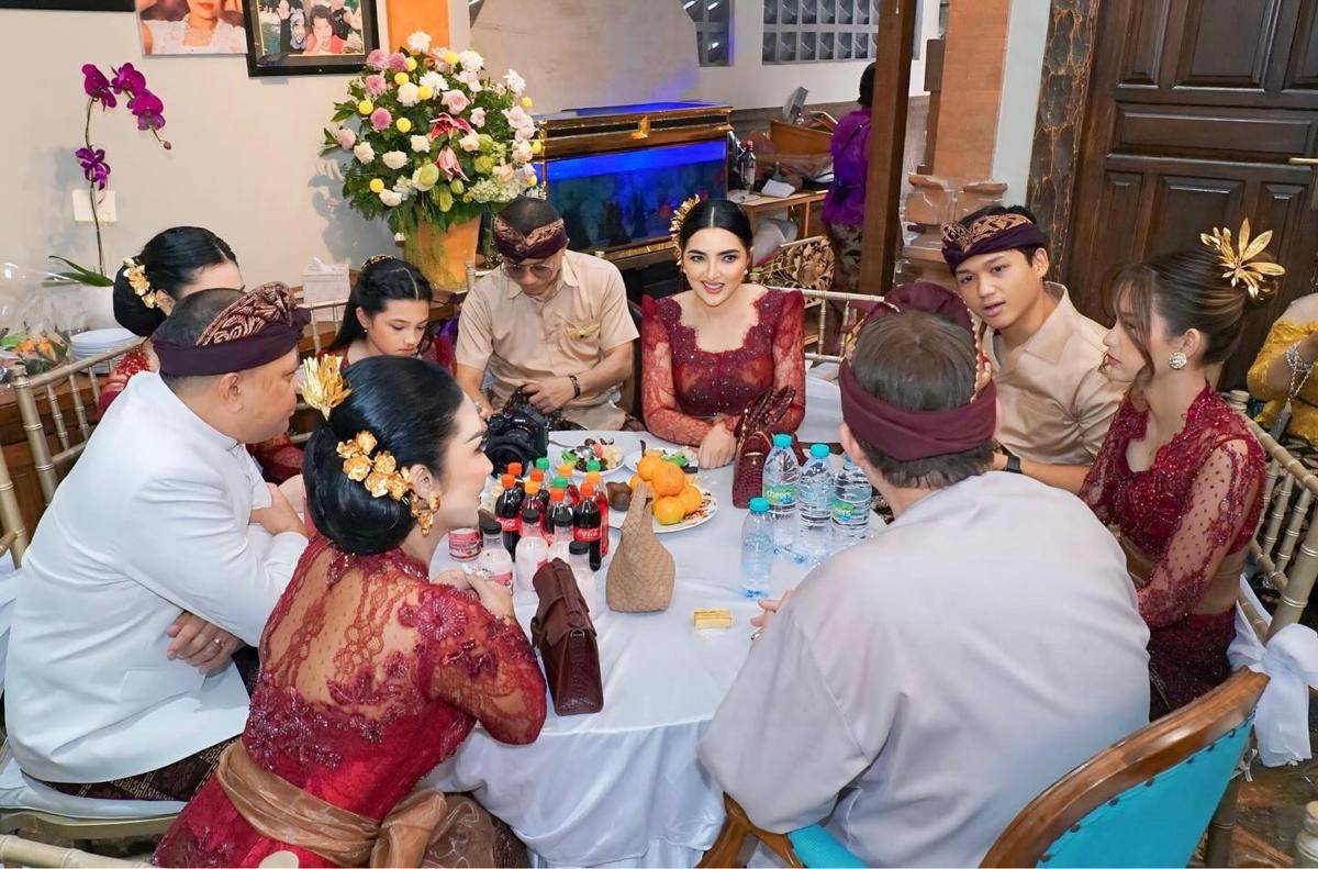 keluarga Kris Dayanti di pernikahan kakak Sarah Menzel (instagram.com/krisdayantilemos)