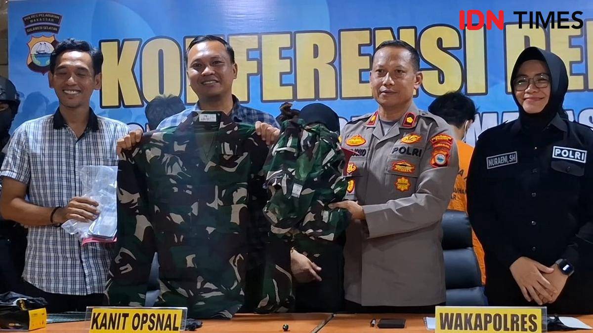 Polres Pelabuhan Makassar menggelar konferensi pers kasus bajing loncat curi baju dinas TNI Angkatan Laut, Kamis (28/8/2025). IDN Times/Darsil Yahya
