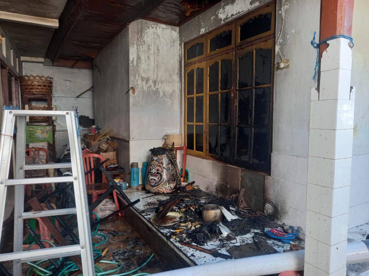 rumah milik I Made Yasa di Banjar Pasar, Desa Melaya, Kecamatan Melaya, Kabupaten Jembrana, dilalap si jago merah pada Kamis, (28/8/2025).