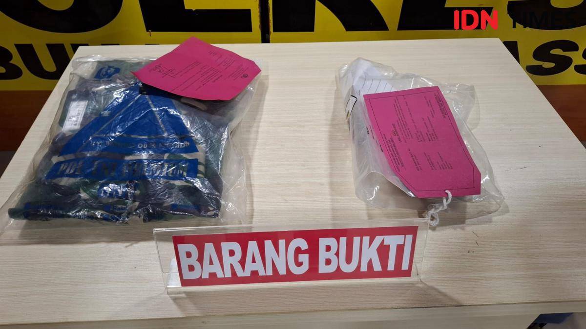 Barang bukti baju dinas TNI AL yang ducuri. IDN Times/Darsil Yahya