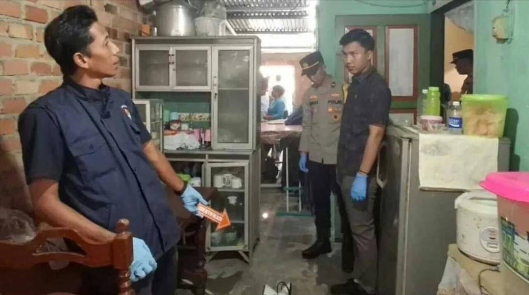 Polisi melakukan olah TKP korban bunuh diri di Prabumulih. (Dok. Polres Prabumulih)