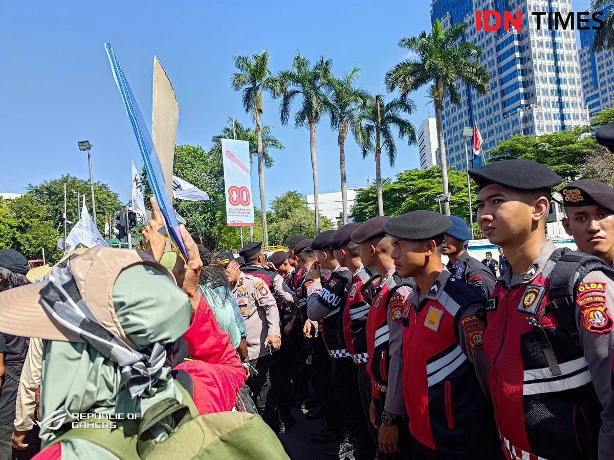 Suasana Pawai Rakyat Aliansi Rakyat untuk Keadilan Iklim yang menggelar Pawai Rakyat dari kantor International Labour Organization (ILO) menuju Patung Kuda Jakarta, Kamis (28/8/2025). (IDN Times/Yuliani)