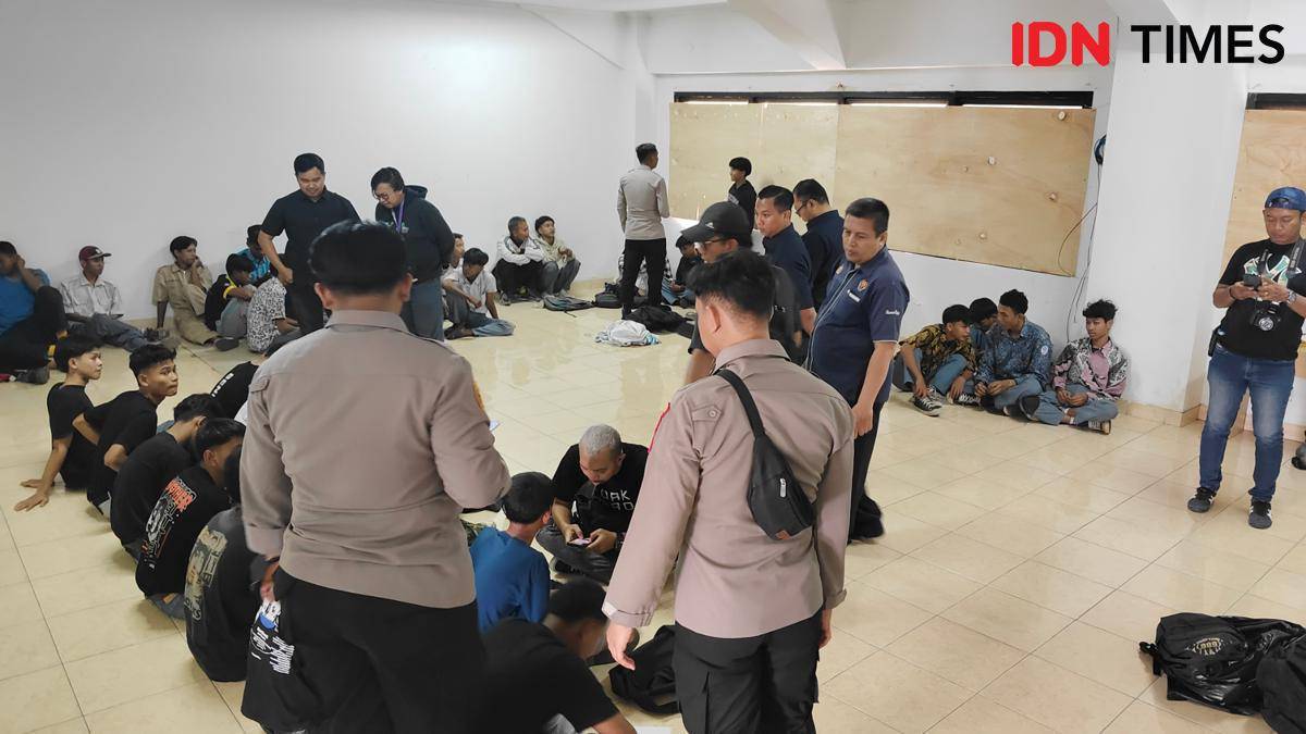 Polisi Bekasi tangkap ratusan pelajar yang ingin ikut demo di DPR RI.