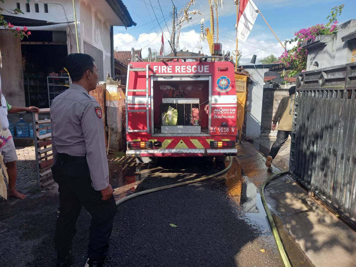 rumah milik I Made Yasa di Banjar Pasar, Desa Melaya, Kecamatan Melaya, Kabupaten Jembrana, dilalap si jago merah pada Kamis, (28/8/2025).