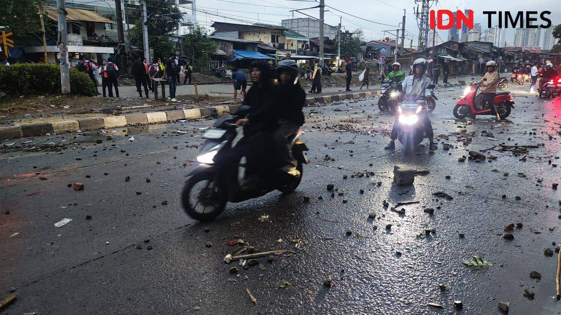 Sejumlah batu berserakan di jalan dekat lokasi demonstrasi menuntut tunjangan DPR, Jakarta Pusat, Kamis (28/8/2025).