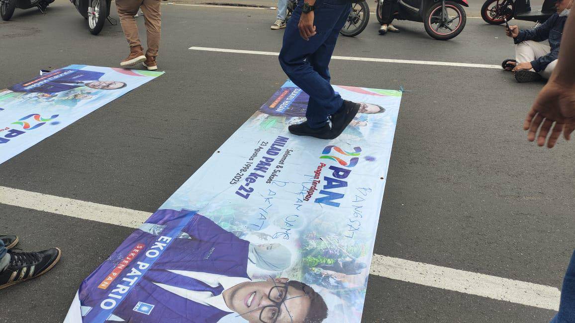 Aksi demonstran menginjak foto Menteri Koordinator Bidang Pangan, Zulkifli Hasan, dan Eko Patrio (IDN Times / Yosafat Diva Bayu Wisesa)