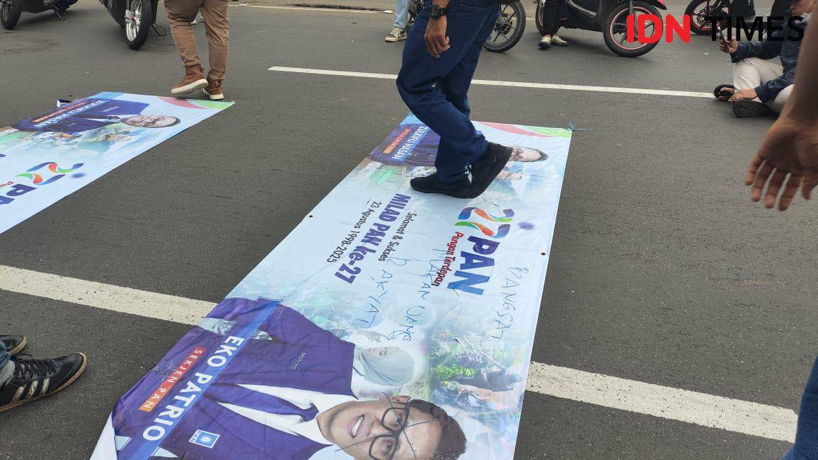 Aksi demonstran menginjak foto Menteri Koordinator Bidang Pangan, Zulkifli Hasan, dan Eko Patrio (IDN Times / Yosafat Diva Bayu Wisesa)