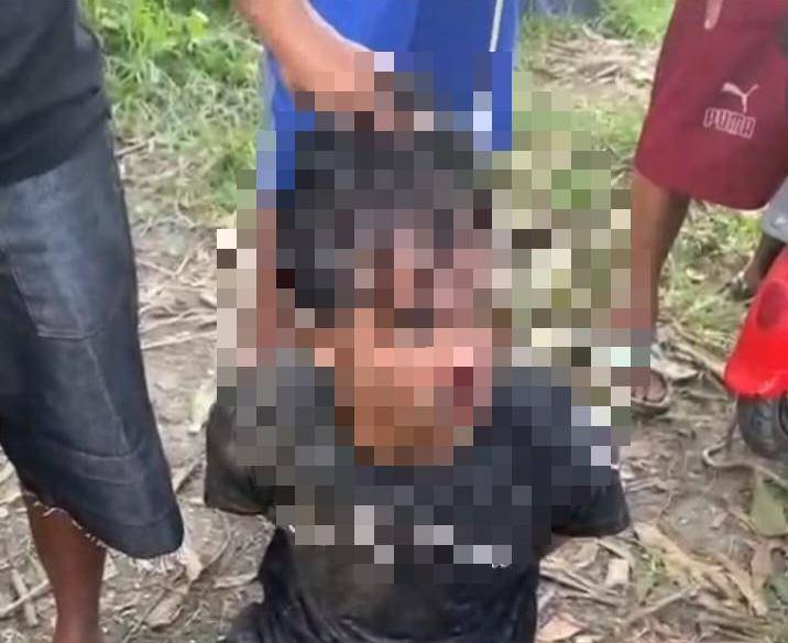Pelaku curanmor saat diamankan warga setelah habis bensin (Dok. Tangkapan layar)