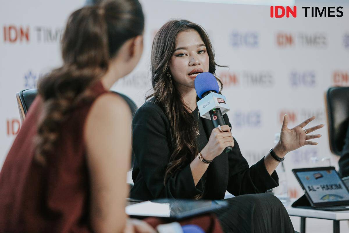 Ummi Quary dalam acara Indonesia Summit 2025 sesi How Millennials and Gen Z Redefining Celebrity Culture pada Kamis (28/8/2025) di The Tribrata Dharmawangsa. (IDN Times/Herka Yanis)