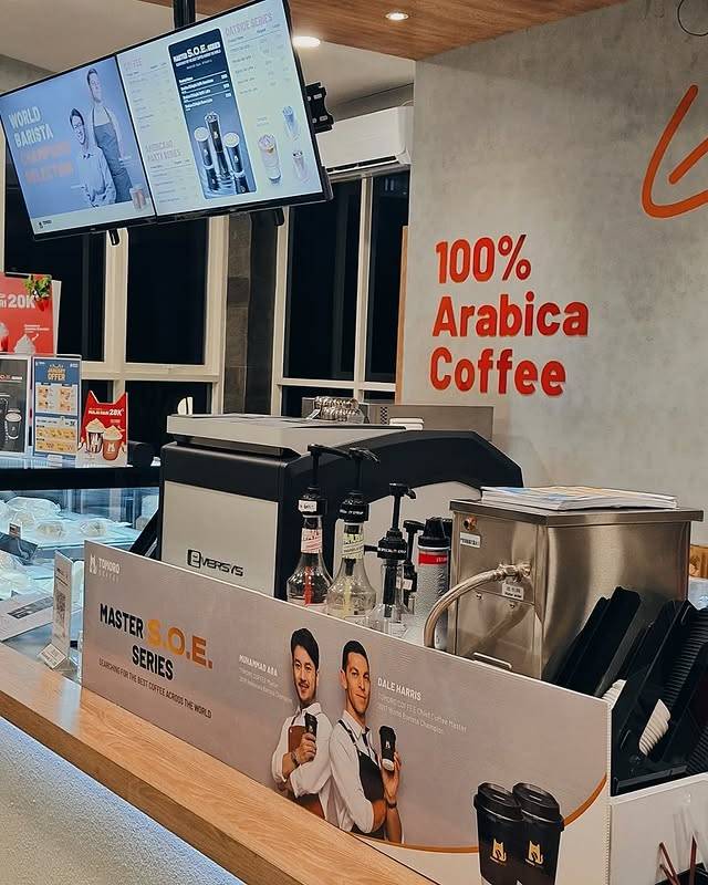 Potret suasana di TOMORO Coffee Unesa Lidah Wetan