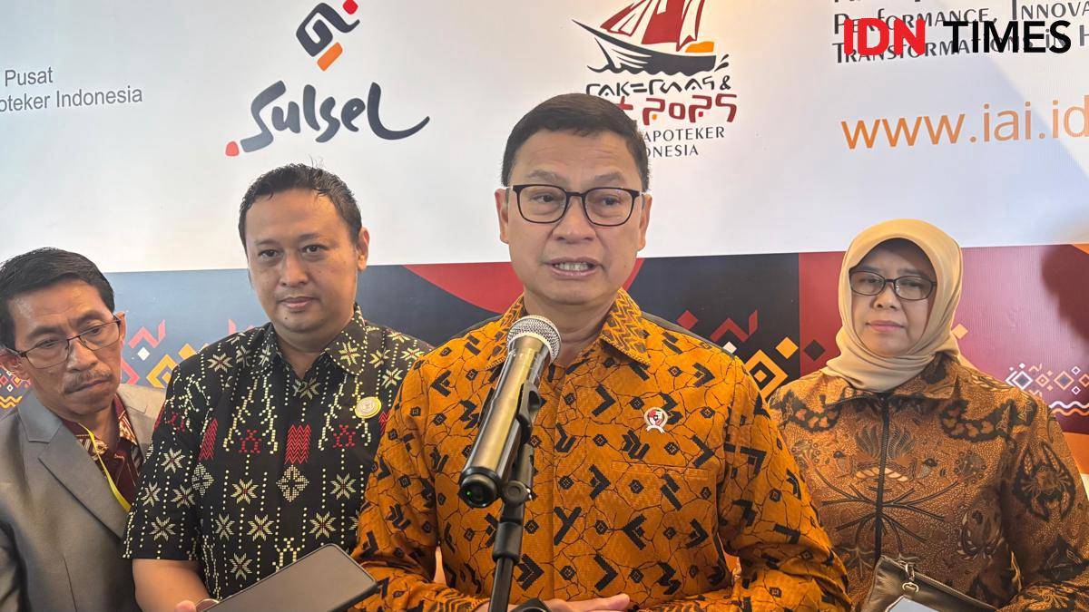 Kepala Badan Pengawas Obat dan Makanan (BPOM) Taruna Ikrar diwawancarai di sela Rakernas dan Pertemuan Ilmiah Tahunan Ikatan Apoteker Indonesia di Hotel Claro, Makassar, Rabu (27/8/2025). (IDN Times/Asrhawi Muin)