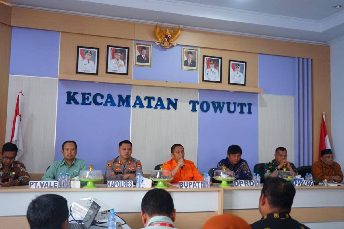 Bupati Luwu Timur Irwan Bachri Syam, memimpin rapat koordinasi terkait kebocoran minyak di fasilitas PT Vale Indonesia. (Dok. Pemkab Lutim)