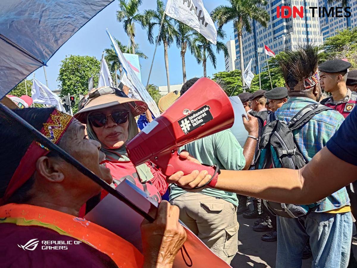 Suasana Pawai Rakyat Aliansi Rakyat untuk Keadilan Iklim yang menggelar Pawai Rakyat dari kantor International Labour Organization (ILO) menuju Patung Kuda Jakarta, Kamis (28/8/2025). (IDN Times/Yuliani)