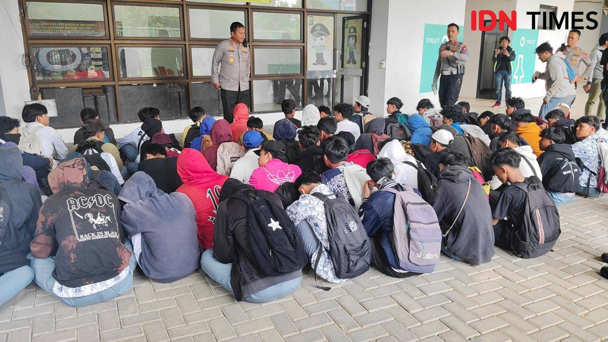 Polisi Bekasi tangkap ratusan pelajar yang ingin ikut demo di DPR RI.