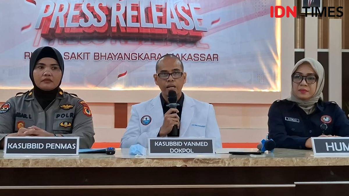 Kasubbid Yanmed Dokpol Polda Sulsel, dr. R. saat konferensi pers di RS Bhayangkara Makassar, Kamis (28/8/2025).