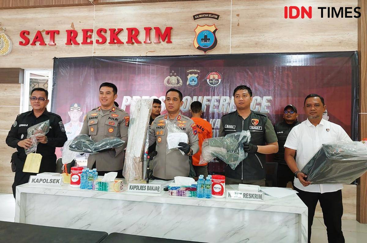 Kapolres Banjar AKBP Fadli gelar konferensi pers pengungkapan kasus pembobolan Alfamart dan sekolah di Kecamatan Gambut, dua tersangka diringkus, Kamis (28/8/2025). (Hendra Lianor/IDN Times)