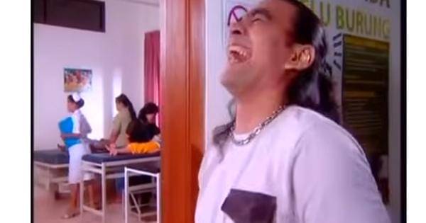 Suroso saat melihat anak-anak keracunan biskuit - FTV Hidayah