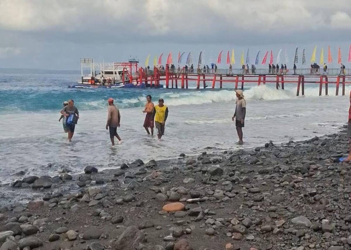 Evakuasi puing sampan karam di Pantai Kusamba.