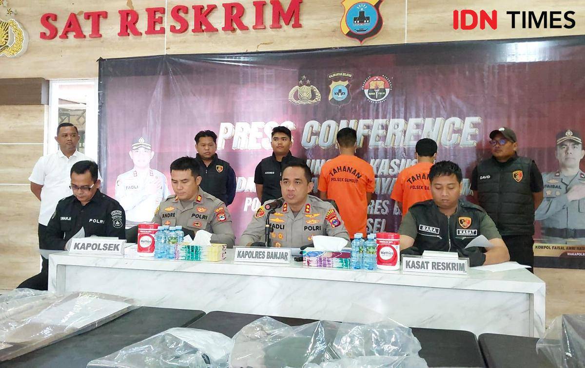 Kapolres Banjar AKBP Fadli gelar konferensi pers pengungkapan kasus pembobolan Alfamart dan sekolah di Kecamatan Gambut, dua tersangka diringkus, Kamis (28/8/2025). (Hendra Lianor/IDN Times)
