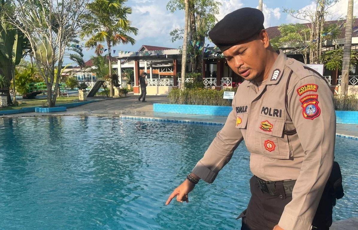 Polisi menunjuk lokasi terjadi bocah siswa SD tenggelam di kolam renang The Breeze Water Park, Banjarbaru. (Humas Polres Banjarbaru)