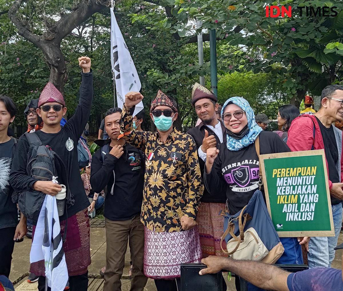 WALHI Sumsel saat mengikuti Pawai Rakyat Aliansi Rakyat untuk Keadilan Iklim yang menggelar Pawai Rakyat dari kantor International Labour Organization (ILO) menuju Patung Kuda Jakarta, Kamis (28/8/2025). (IDN Times/Yuliani)