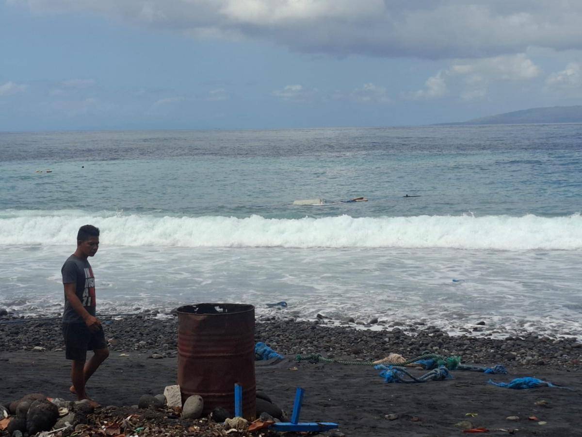 Evakuasi puing sampan karam di Pantai Kusamba.