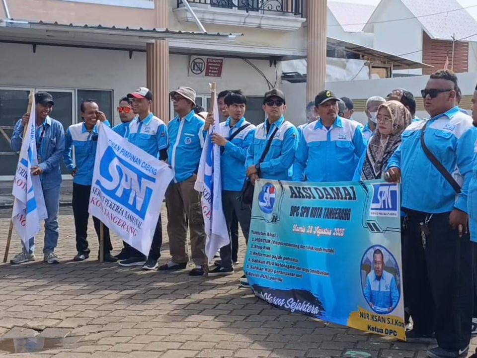 Buruh dari Kota Tangerang berangkat ke Ibu Kota Banten, Serang (IDN Times/Maya Aulia Aprilianti)