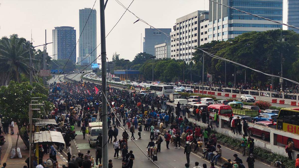 Massa demonstrasi buruh yang ada di depan Gedung DPR RI (IDN Times / Yosafat Diva Bayu Wisesa)