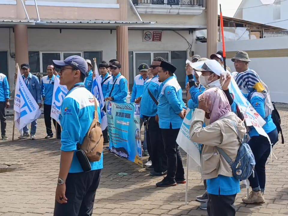 Buruh dari Kota Tangerang berangkat ke Ibu Kota Banten, Serang (IDN Times/Maya Aulia Aprilianti)