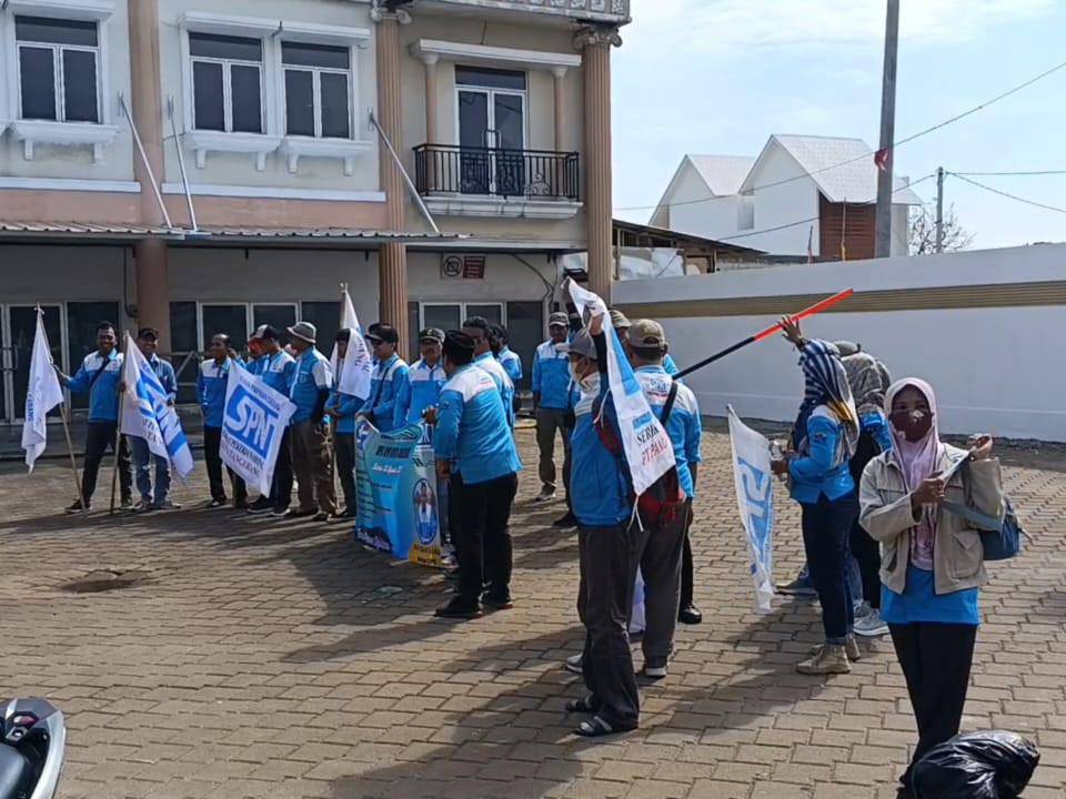 Buruh dari Kota Tangerang berangkat ke Ibu Kota Banten, Serang (IDN Times/Maya Aulia Aprilianti)