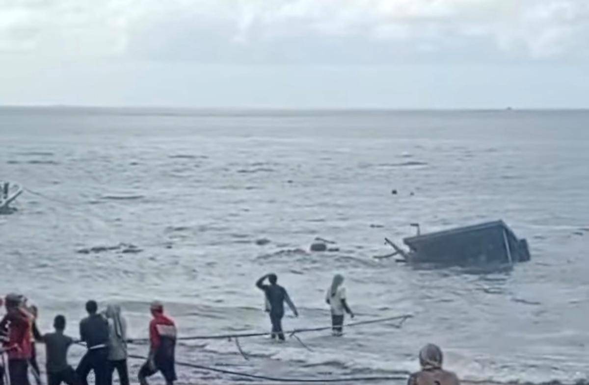 Evakuasi puing sampan karam di Pantai Kusamba.
