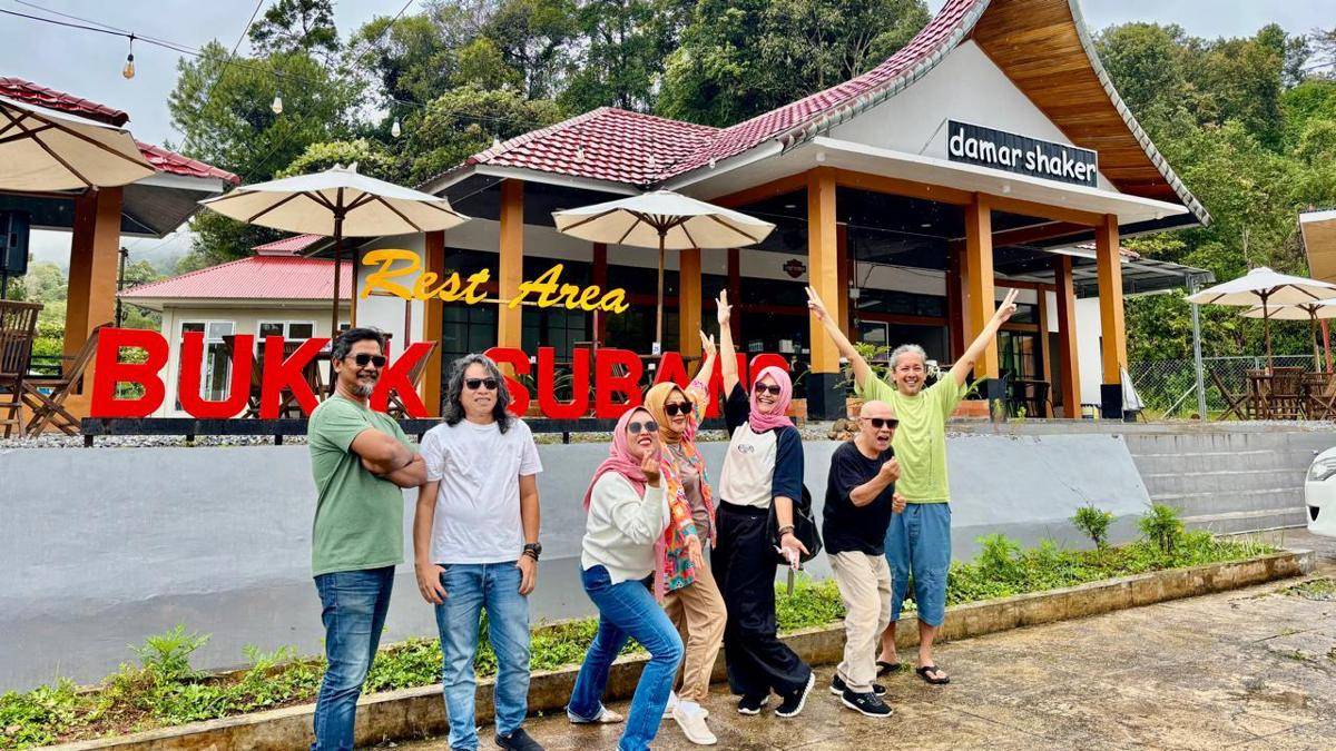 Beberapa musisi berfoto di salah satu cabang Damar Shaker (Foto: Dok Yudi)