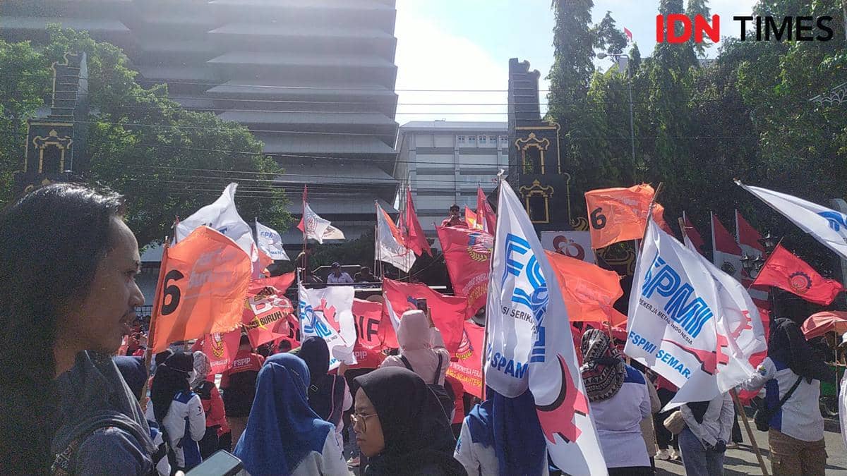 Massa Aliansi Buruh Jateng dari unsur Partai Buruh, FSPMI, KSPI, KASBI unjuk rasa di Gubernuran. (IDN Times/Fariz Fardianto) 