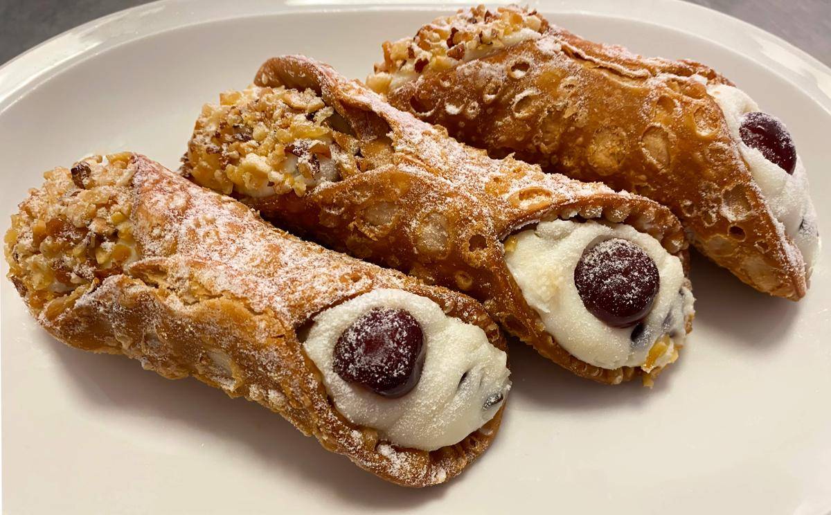 ilustrasi cannoli (vecteezy.com/Claudio Caridi)