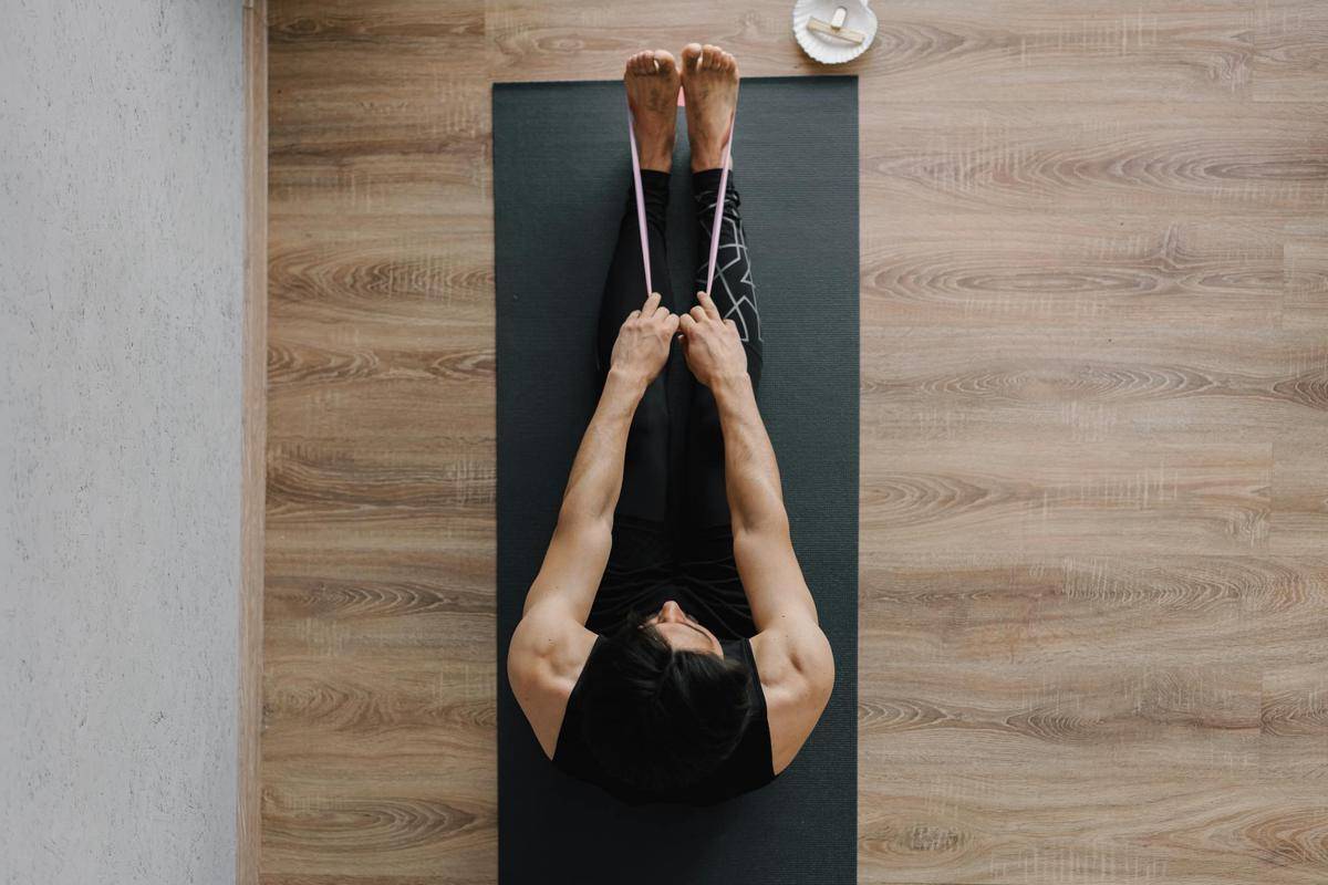 ilustrasi resistance band (pexels.com/Mikhail Nilov)