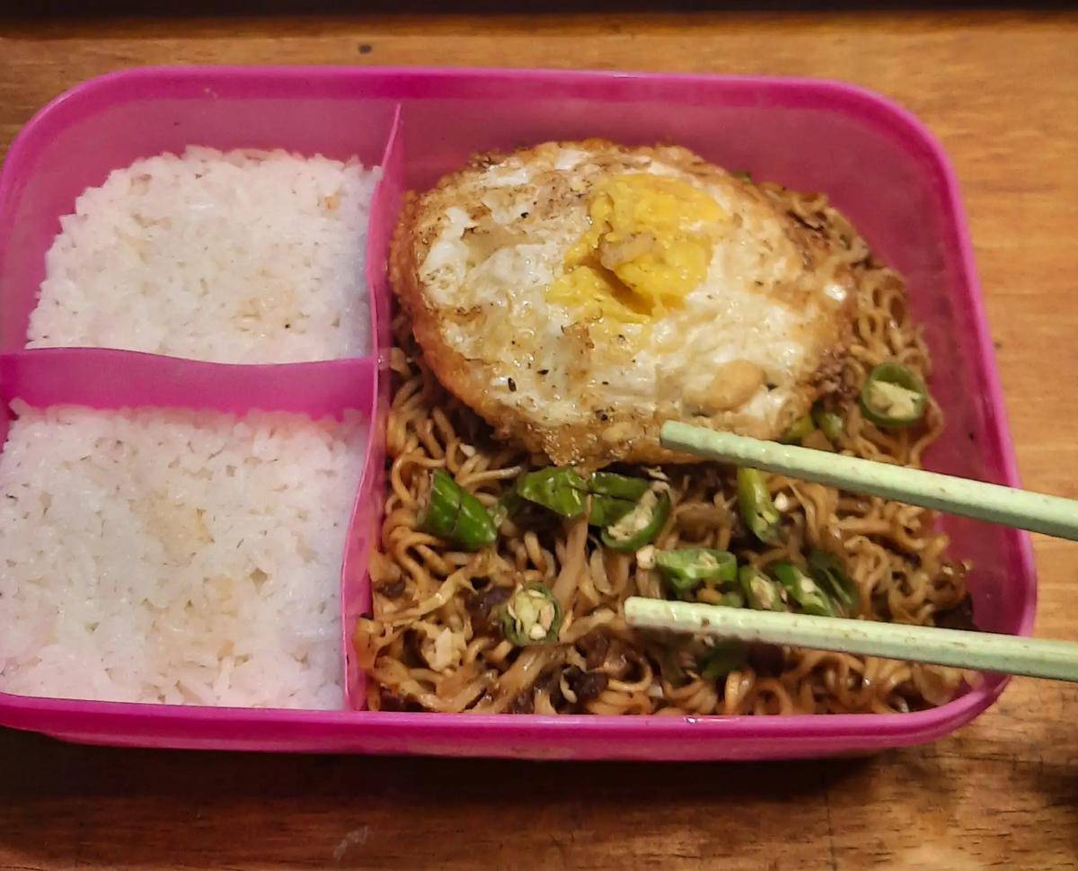 ilustrasi bekal telur mata sapi dan mi goreng (vecteezy.com/Muhamad Iksan)