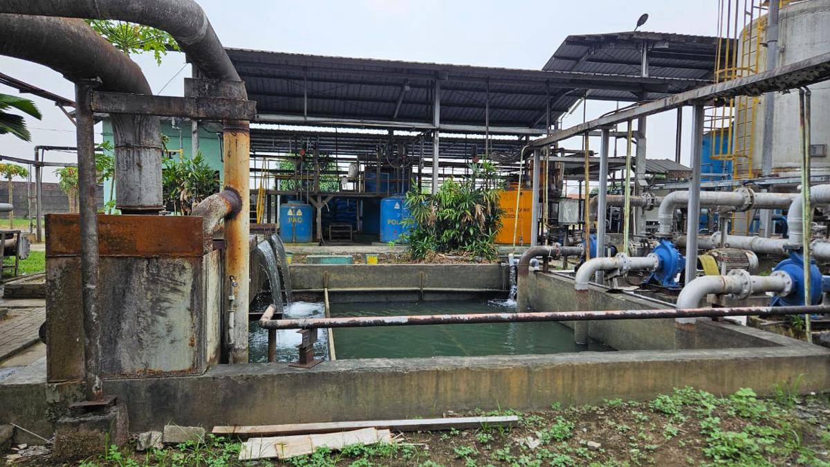 Tim PPLH saat mengecek kondisi pencemaran air di DAS Brantas. (Dok. KLH/BPLH)