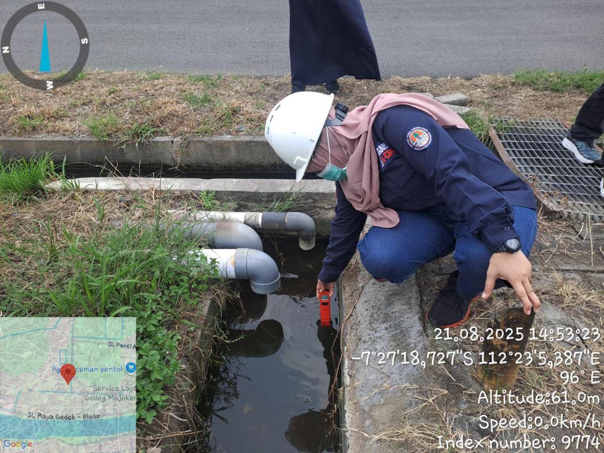 Tim PPLH saat mengecek kondisi pencemaran air di DAS Brantas. (Dok. KLH/BPLH)