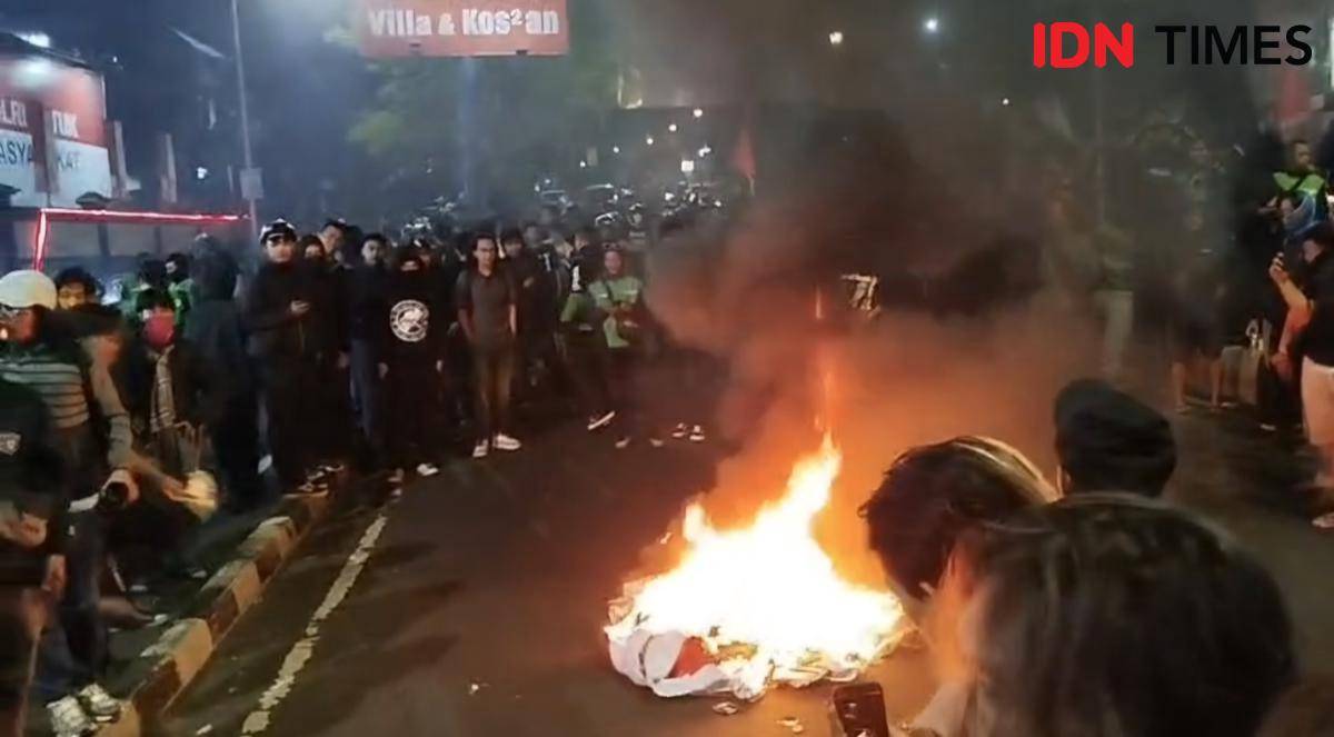 Massa aksi driver ojol melakukan pembakaran di depan Mapolresta Malang Kota. (IDN Times/Rizal Adhi Pratama)