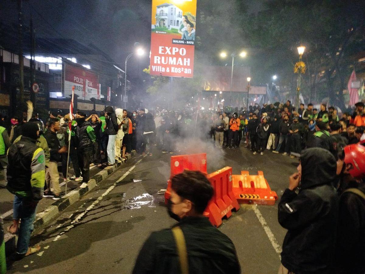 Massa aksi driver ojol melakukan pembakaran di depan Mapolresta Malang Kota. (IDN Times/Rizal Adhi Pratama)
