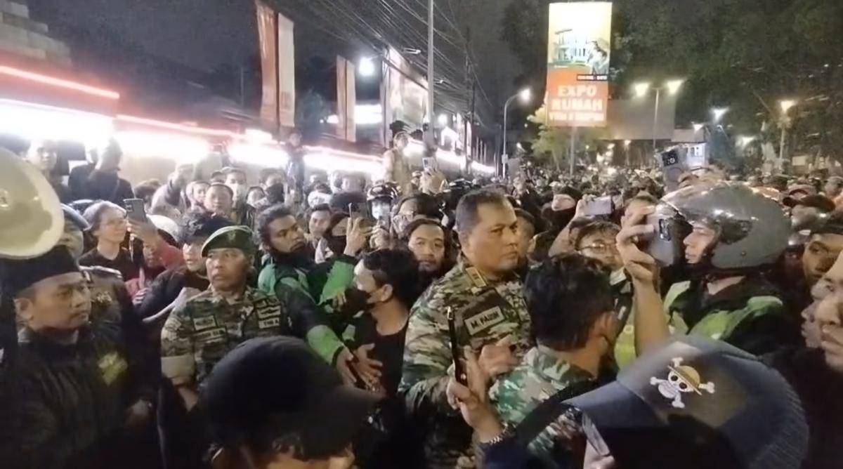 TNI turun untuk mengamankan massa aksi driver ojol di depan Mapolresta Malang Kota. (IDN Times/Rizal Adhi Pratama)