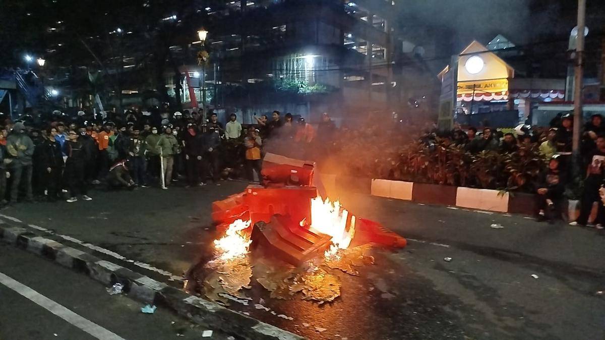 Massa aksi driver ojol melakukan pembakaran di depan Mapolresta Malang Kota. (IDN Times/Rizal Adhi Pratama)