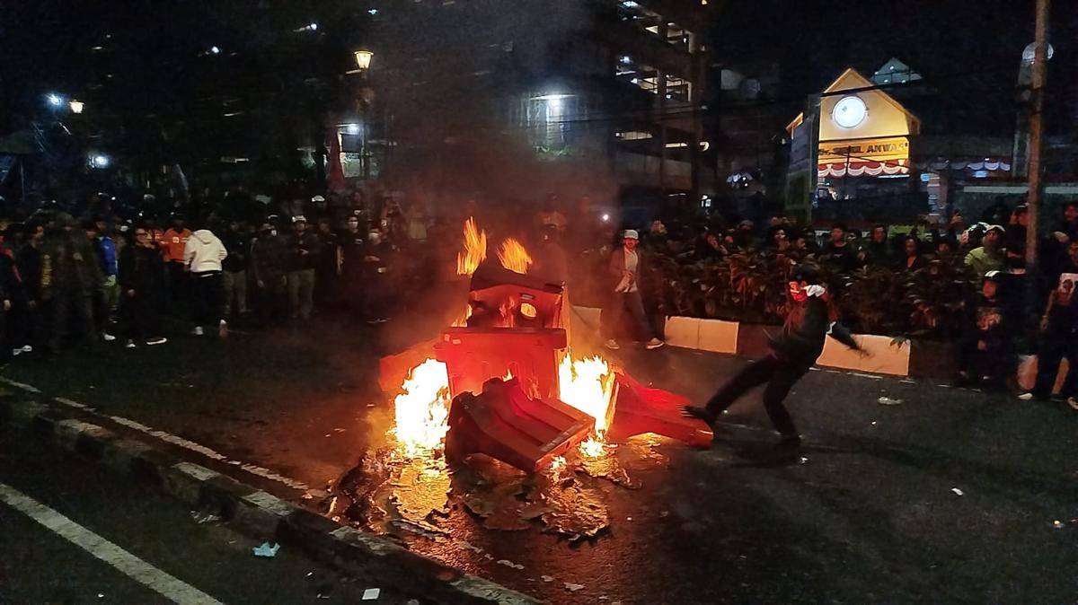 Massa aksi driver ojol melakukan pembakaran di depan Mapolresta Malang Kota. (IDN Times/Rizal Adhi Pratama)