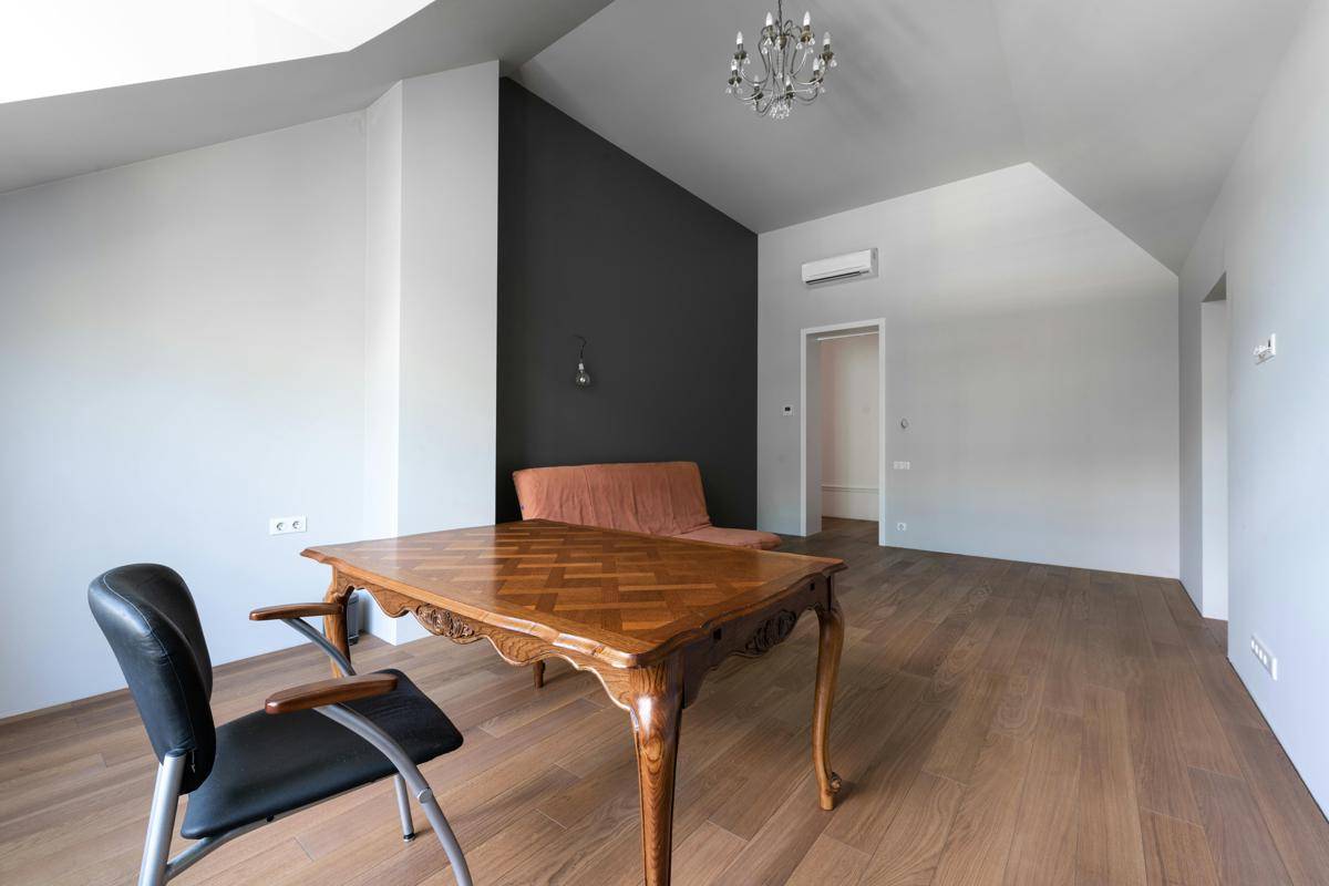 ilustrasi warna lantai serasi dengan furnitur (pexels.com/Max Vakhtbovycn)