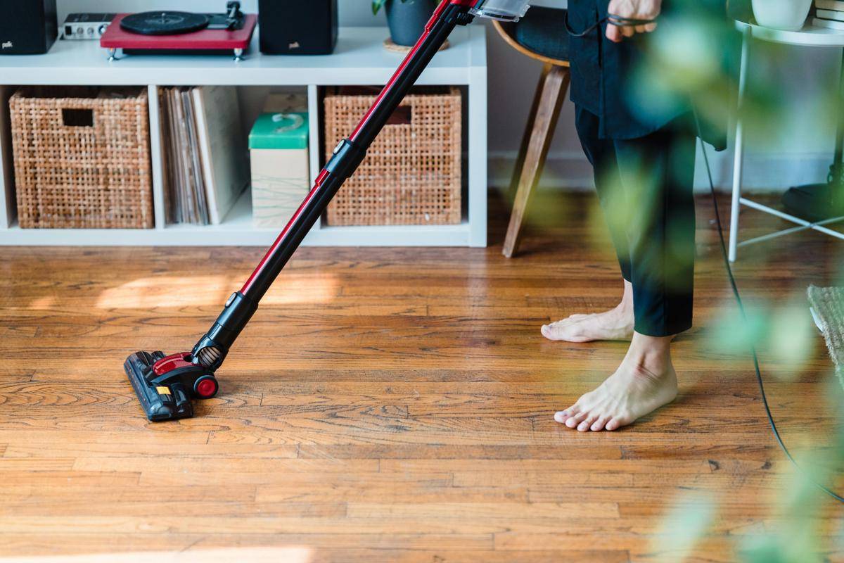 ilustrasi membersihkan lantai dengan vacuum cleaner