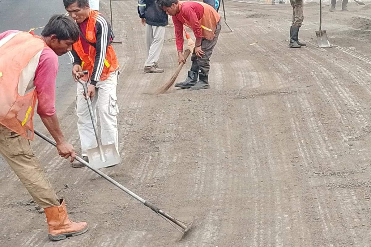 Ilustrasi perbaikan jalan rusak di Magetan. IDN Times/Riyanto.