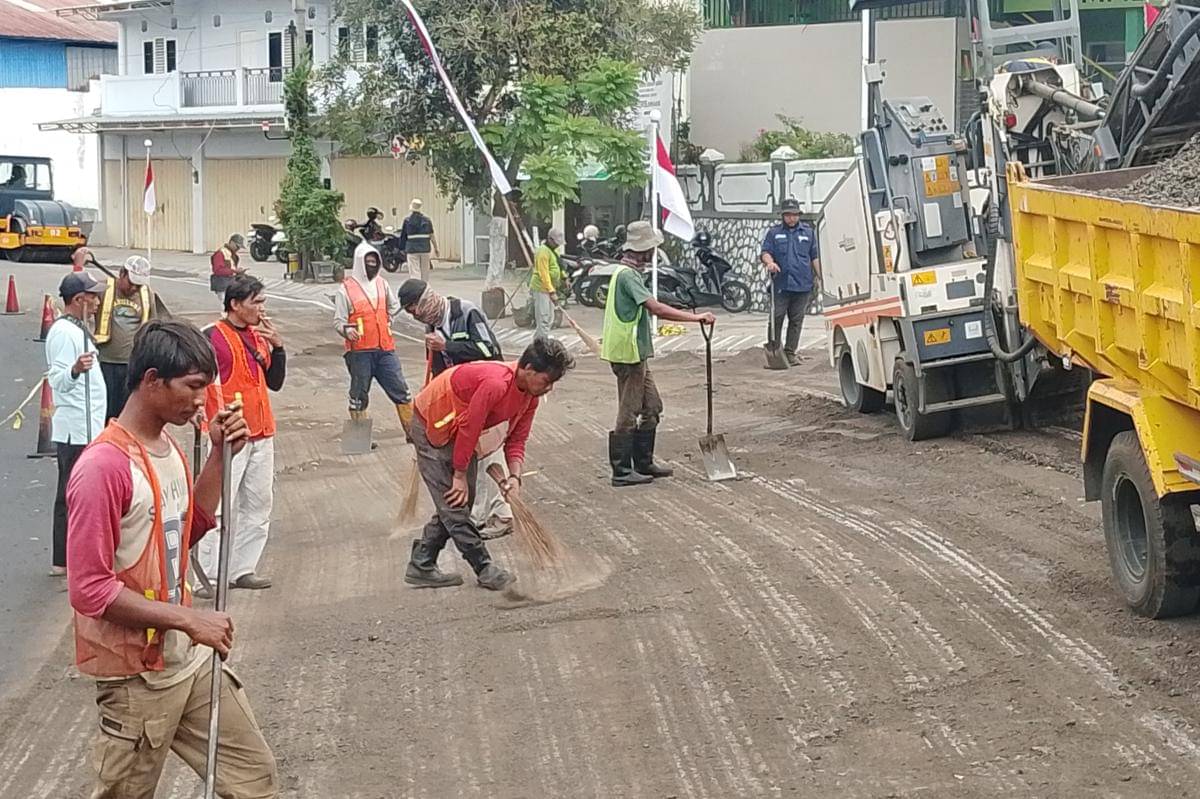 Ilustrasi perbaikan jalan rusak di Magetan. IDN Times/Riyanto.