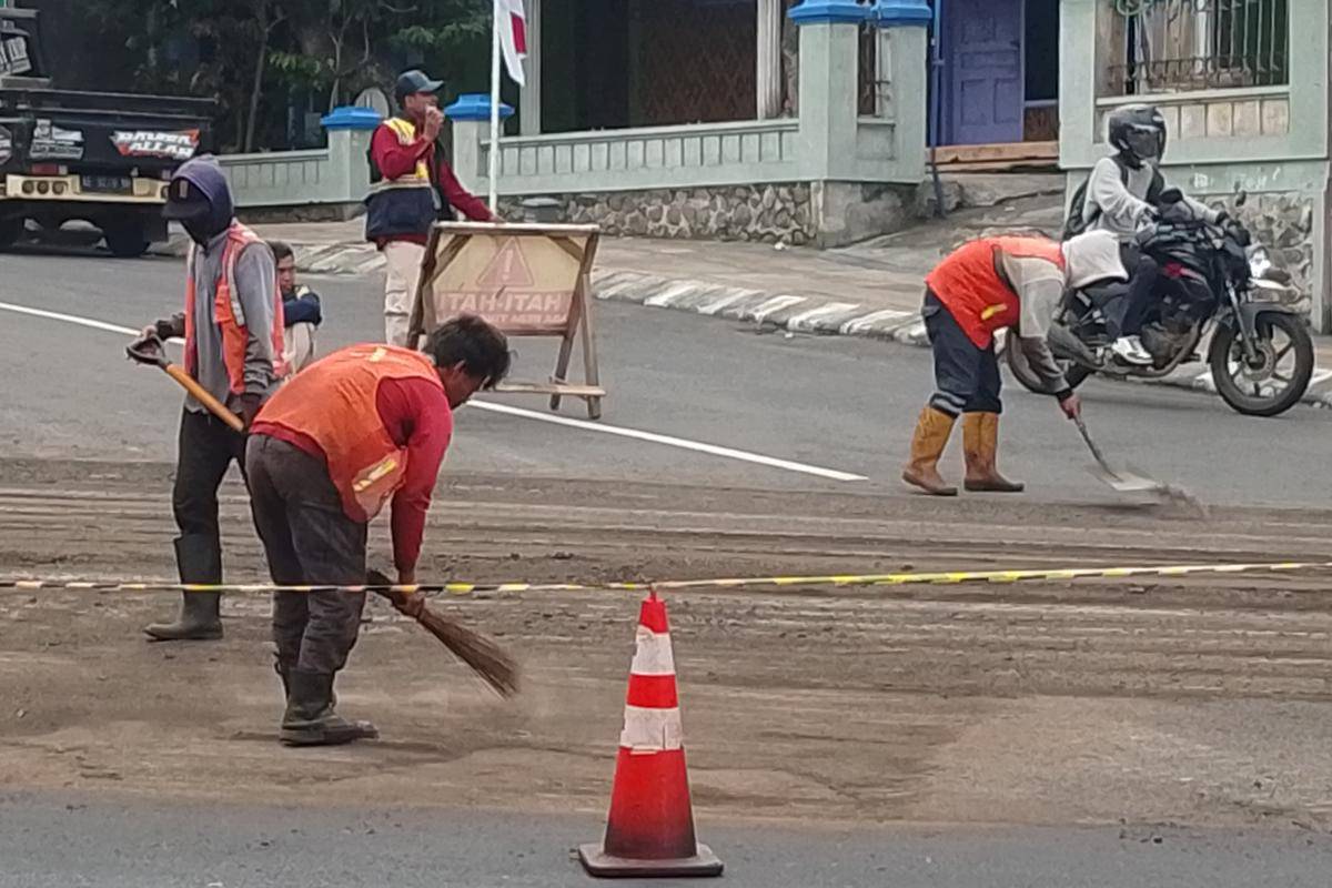 Ilustrasi perbaikan jalan rusak di Magetan. IDN Times/Riyanto.